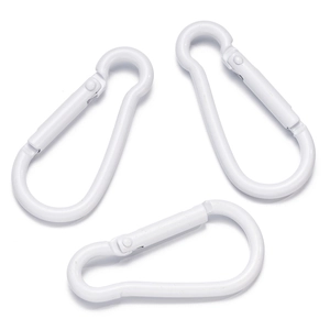 Tre moschettoni in alluminio bianco con ganci a molla a scatto su sfondo bianco