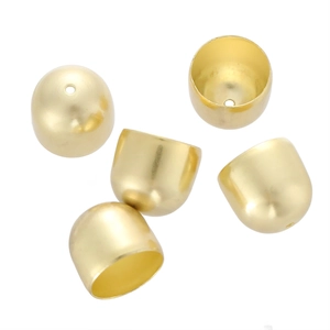 Nahaufnahme von fünf hellgoldenen Metallperlenkappen für DIY-Schmuck und Windspiele