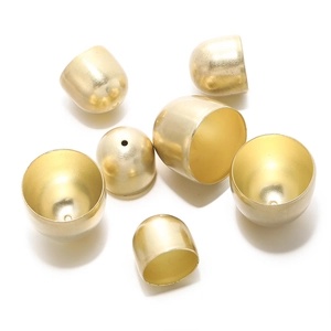 Detail von goldenen Metall-Perlenkappen mit Loch für DIY-Schmuck und Quasten