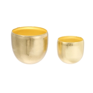 Detailansicht von zwei goldenen, halbkugelförmigen Windspielkappen aus Metall in Gold