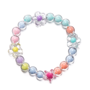 Detail van kleurrijke acryl kralen met bloem en ster bedeltjes voor DIY armbanden