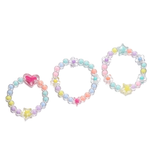Detailweergave van handgemaakte DIY-armbanden met kleurrijke acrylkralen en leuke bedeltjes