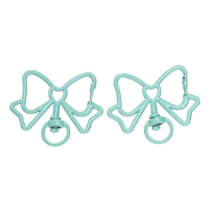 Detail van mintgroene legering karabijnsluitingen in strikvorm voor DIY-sleutelhangers