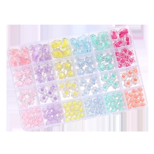 Detailweergave van de opbergdoos met 24 vakken en kleurrijke acryl kralen voor DIY sieraden
