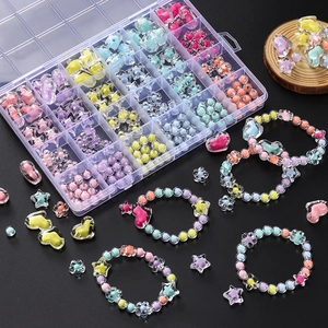 DIY sieraden maken set met 24 vakken kleurrijke acryl kralen en handgemaakte armbanden