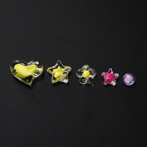 Macro-opname van kleurrijke acryl kralen in ster- en hartvorm voor DIY sieraden