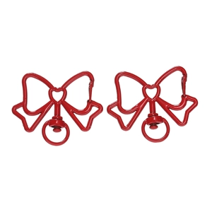 Detail van rode legering sluitingen in strikvorm met hartuitsnijding voor DIY-sleutelhangers