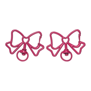 Detail van de roze legering strik karabijnsluitingen met draaibare ringen en hartjes
