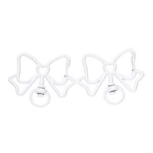Detail van witte emaille strik-vormige sluiting met hartje en draaibare ring voor DIY