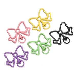 Detailweergave van kleurrijke strikvormige legering karabijnsluitingen voor DIY-accessoires