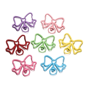 Set van zeven kleurrijke metalen strik-karabijnsluitingen voor DIY sieraden en hangers