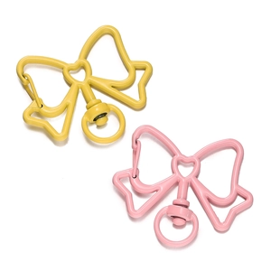 Detail van boogvormige karabijnsluitingen van legering met matte lak en draaibare ring