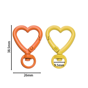 Dettaglio di moschettoni a cuore da 26 mm in arancione e giallo con dimensioni