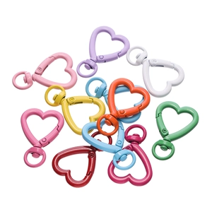 Fibbie a molla colorate a forma di cuore in lega verniciata per portachiavi fai-da-te creativi