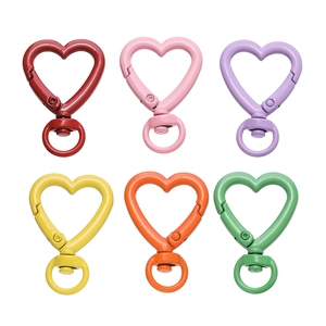 Chiusure a moschettone a forma di cuore da 26mm colorate per la creazione di gioielli