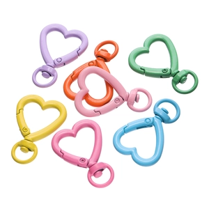Dettaglio di moschettoni colorati a forma di cuore in colori macaron per portachiavi fai da te