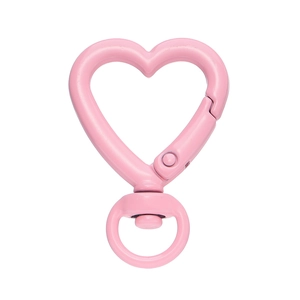 Vista dettagliata di una chiusura a molla a forma di cuore rosa per portachiavi fai-da-te