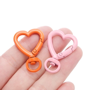Chiusura a moschettone a cuore colorato da 26 mm in lega per portachiavi fai-da-te