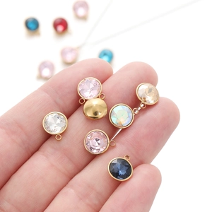 Detailaufnahme von 11 Farben Geburtsstein Kristall Anhängern für DIY-Schmuck