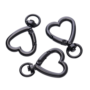 Set di tre chiusure a moschettone a cuore da 26mm in lega di metallo con anelli rotanti