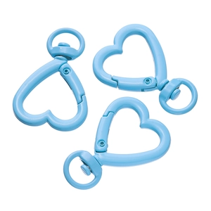 Tre moschettoni a forma di cuore azzurro per portachiavi e accessori fai da te
