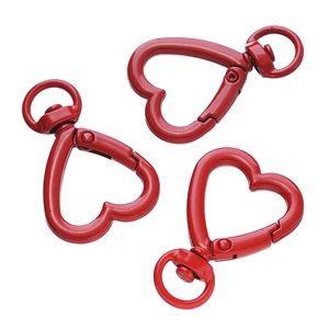 Tre moschettoni rossi a forma di cuore con anello girevole a 360 gradi per artigianato fai-da-te