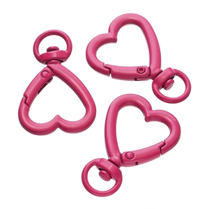 Dettaglio di moschettoni a cuore magenta con finitura verniciata e base girevole a 360°