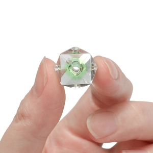 Detail van een facetgeslepen kristallen kraal met groene kern voor DIY sieraden maken