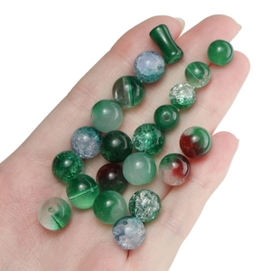 Gros plan de perles en verre vert dégradé avec texture craquelée pour bijoux DIY