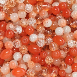 Vue macro de perles en verre de 7-10mm dégradées avec finitions craquelées et mates pour DIY