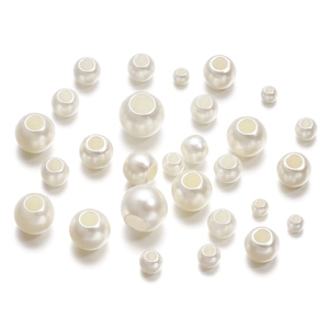 Gros plan de perles d'imitation ABS blanc crème à larges trous pour bijoux DIY