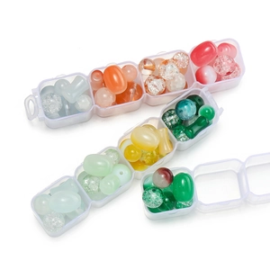 Vue détaillée de perles en verre dégradé de 7-10mm dans leur boîte de rangement
