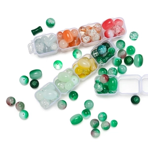 Gros plan détaillé de perles en verre dégradé et textures craquelées pour bijoux DIY