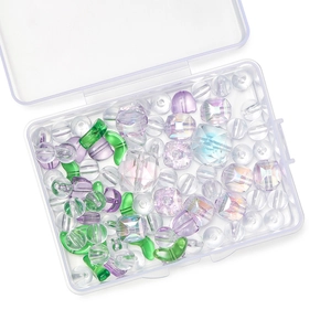 Gedetailleerd overzicht van kleurrijke acryl kralenkit met doos voor DIY telefoonkettingen