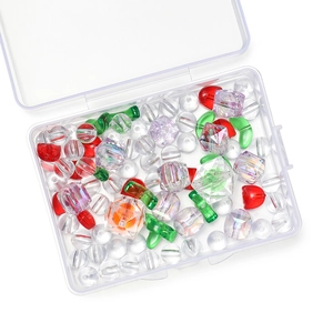 Macro-opname van gekleurde acryl kralen in transparante opbergdoos voor DIY sieraden