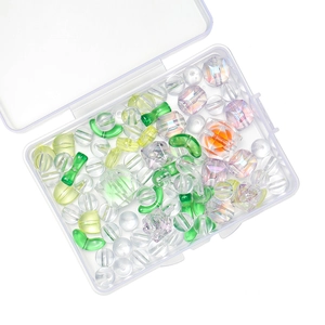 Detailopname van kleurrijke acryl tulpkralen in een transparante plastic opbergdoos