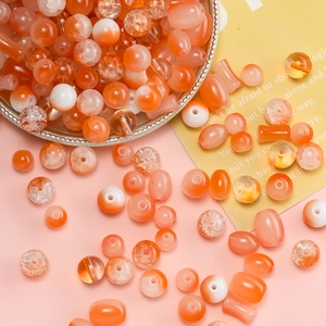 Vue détaillée de perles dégradées orange et blanc pour la création de bijoux DIY