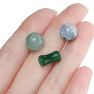 Gros plan détaillé de perles en verre dégradé montrant la texture et la taille