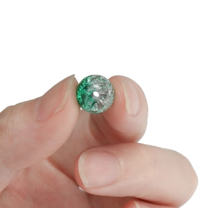 Gros plan d'une perle en verre dégradé vert de 7-10 mm avec effet craquelé pour bijoux