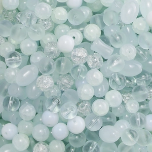 Détail de perles de verre vert menthe et blanc avec texture craquelée pour bijoux DIY