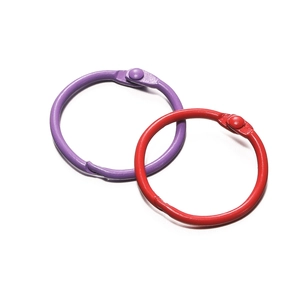Vue détaillée d'anneaux de reliure 30mm mats violets et rouges pour loisirs créatifs
