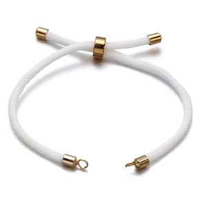 Detail van verstelbare witte gevlochten armband met gepolijste gouden schuifgesp