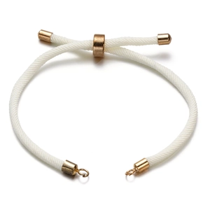 Detail van verstelbare witte Milanese koordarmband met gouden schuifjes en connectoren