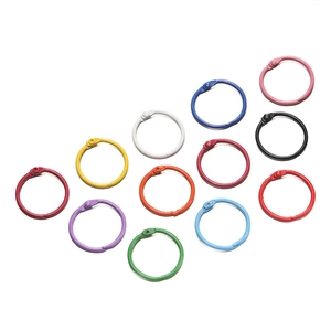 Vue détaillée d'anneaux métalliques colorés pour reliure de livres DIY et organisation