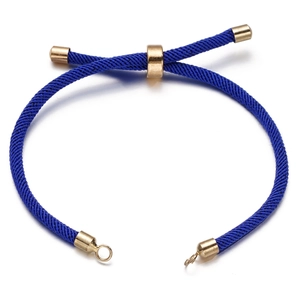 Detail van de blauwe gevlochten armband met verstelbare gouden sluiting en haken
