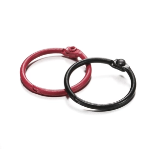 Détail d'anneaux de reliure de 30 mm en métal peint rouge et noir avec charnière articulée