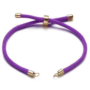 Detail van paarse gevlochten DIY-armband met verstelbare gouden schuifregelaar en eindkappen