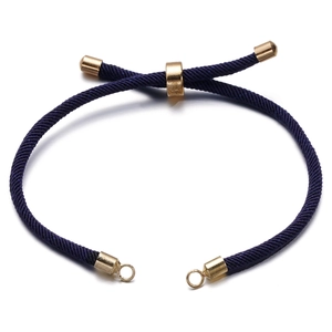 Detail van verstelbare donkerblauwe Milanese touwarmband met gouden schuifregelaar