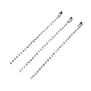 Detail van drie 10cm crème witte metalen kogelkettingen met verbindingssluitingen