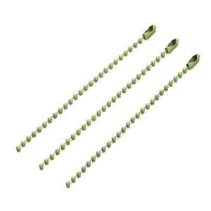 Detailopname van drie grasgroene metalen kogelkettingen met matte afwerking en sluitingen